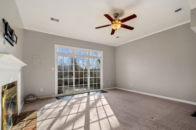 Fantastic 2 BD End Unit Ideally Located in Great Arlington,VA Community